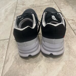 On Cloudrunner Women size 9- Excellent condition!